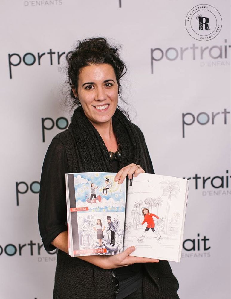 l'artiste Aurelie francois de tableauid lors du lancement du magazine photo portrait d'enfant a montreal, photo prise par rose aux joues, julie desureau, canada. femme tenant un livre ouvert